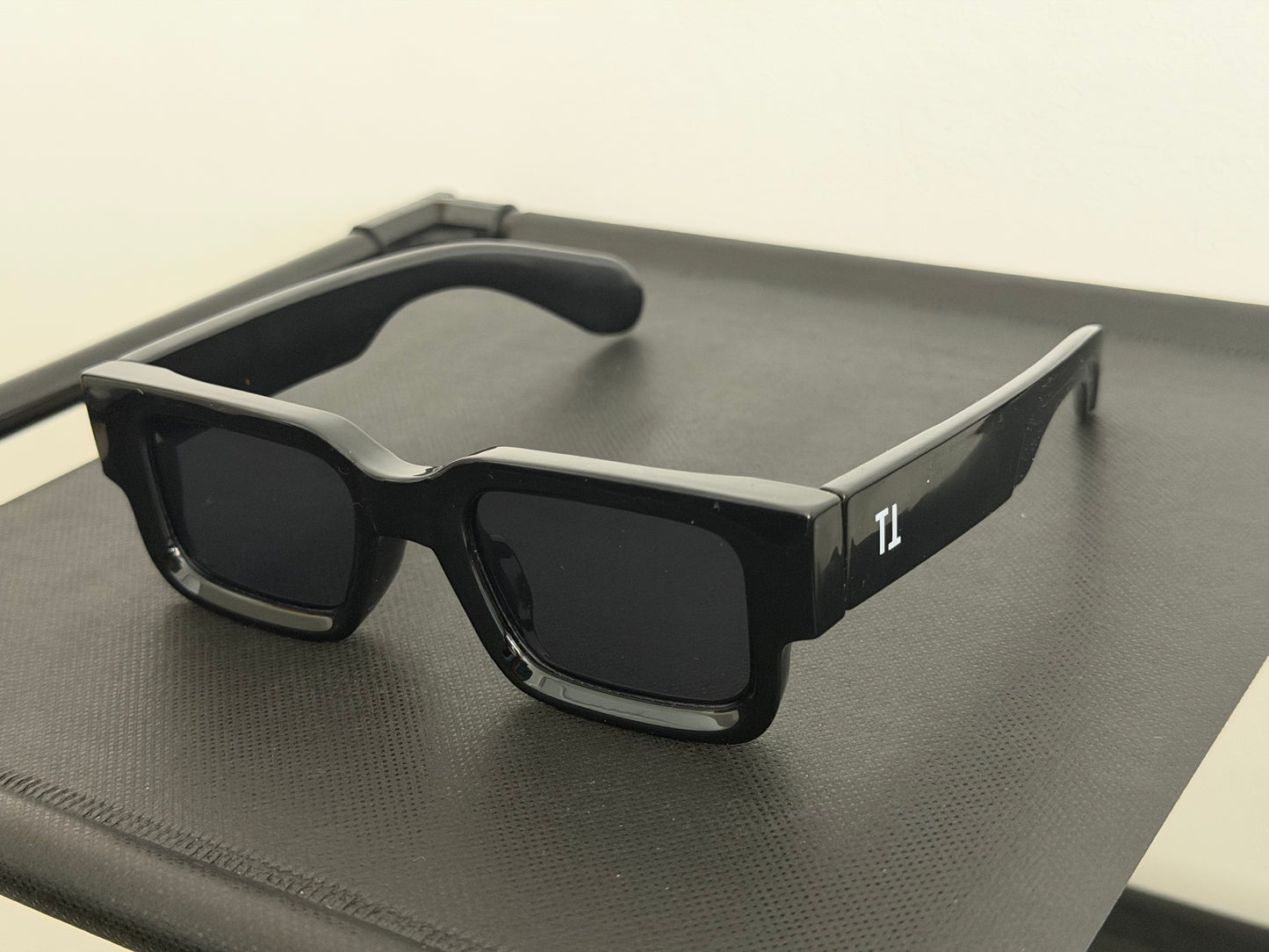 BLACK GLASSES - WHITE LOGO
